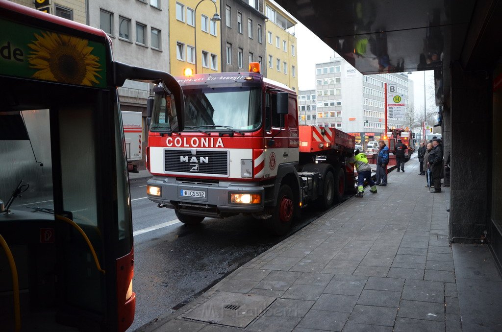 Stadtbus fing Feuer Koeln Muelheim Frankfurterstr Wiener Platz P190.JPG